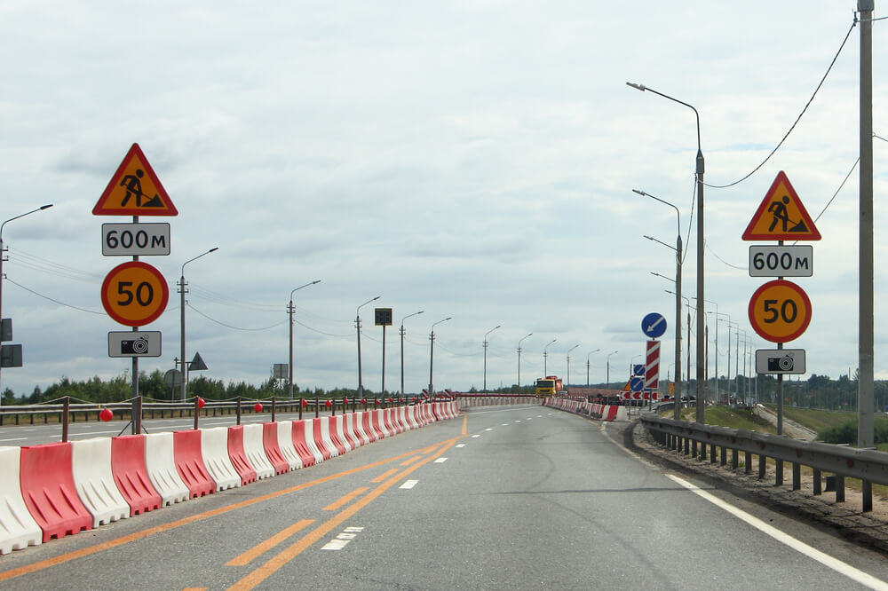 Красно-белые барьеры на дороге
